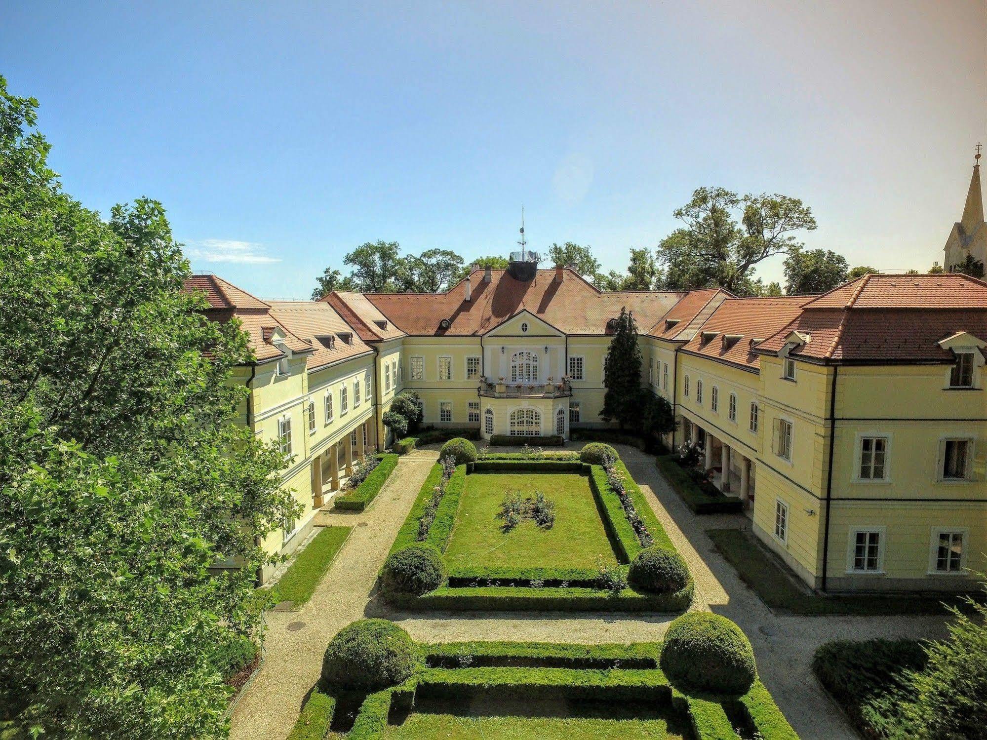 Szidonia Castle